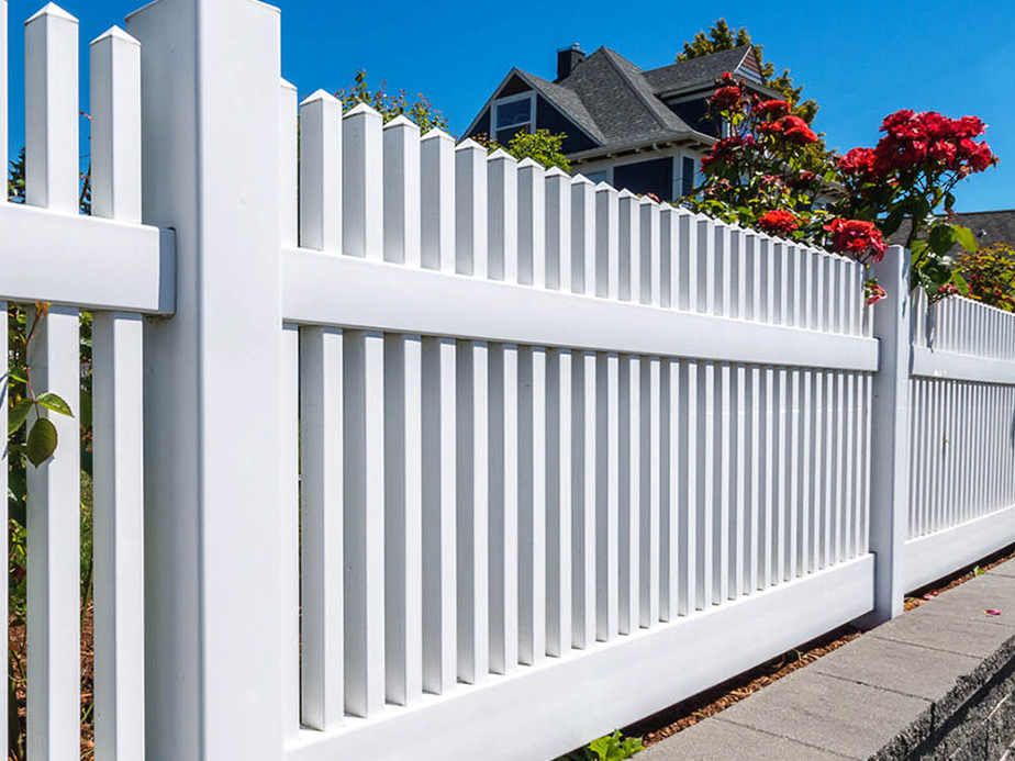 Vinyl fence contractor in West Michigan